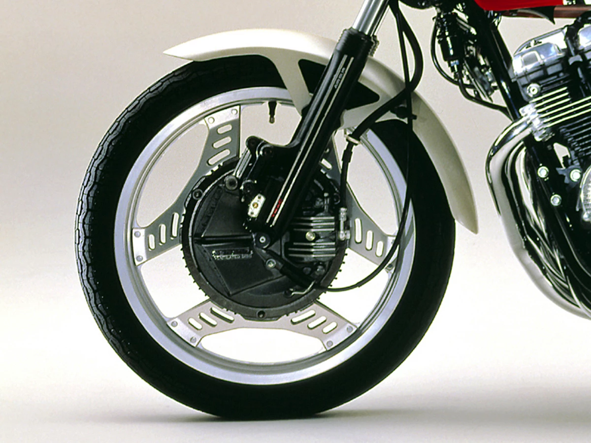名車CBX400Fに初採用！ 80年代ホンダの画期的ブレーキ機構「インボード