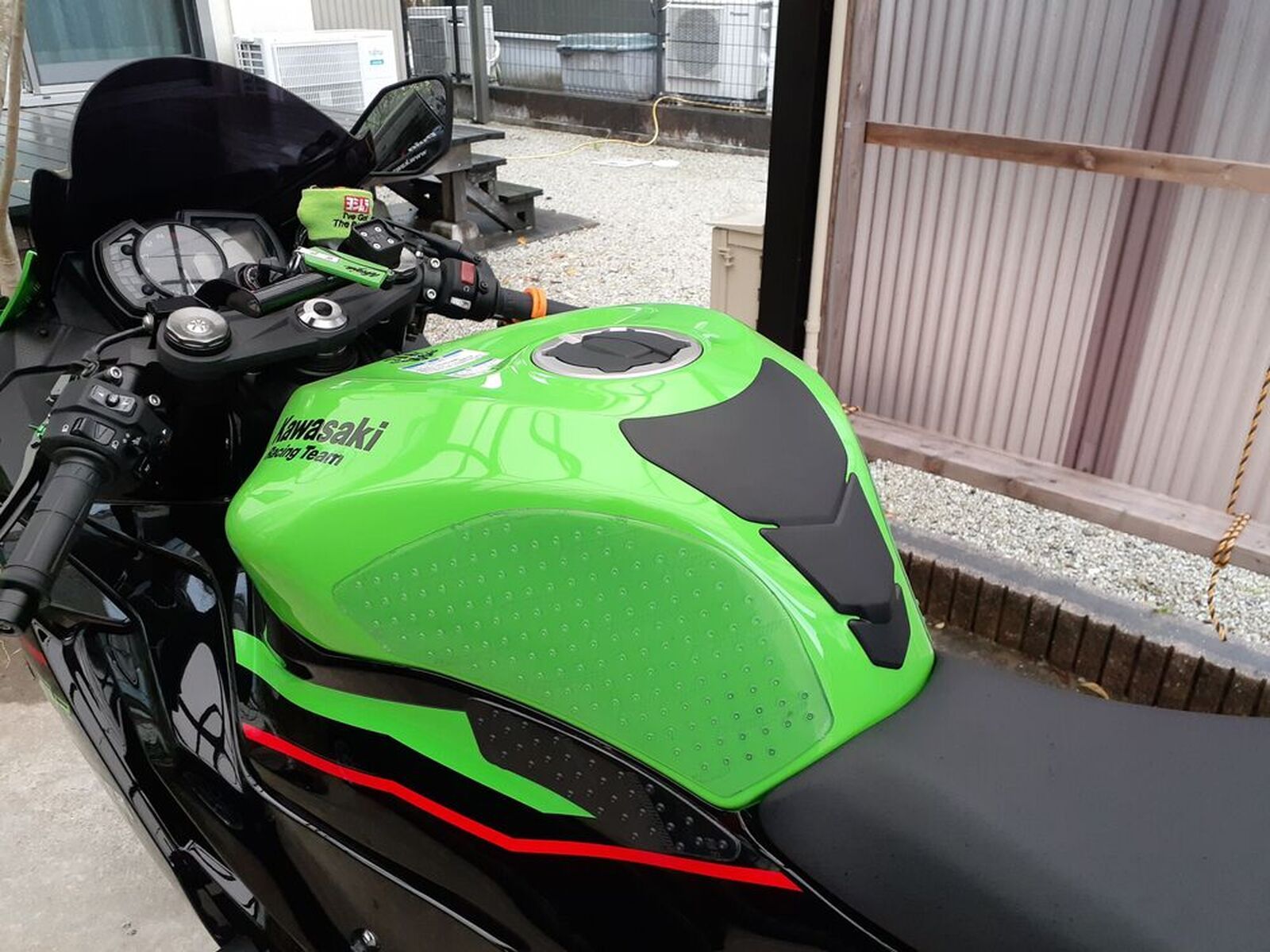 KAWASAKI ZX-6R「タンクパットを張り替えてみました」 | ウェビック