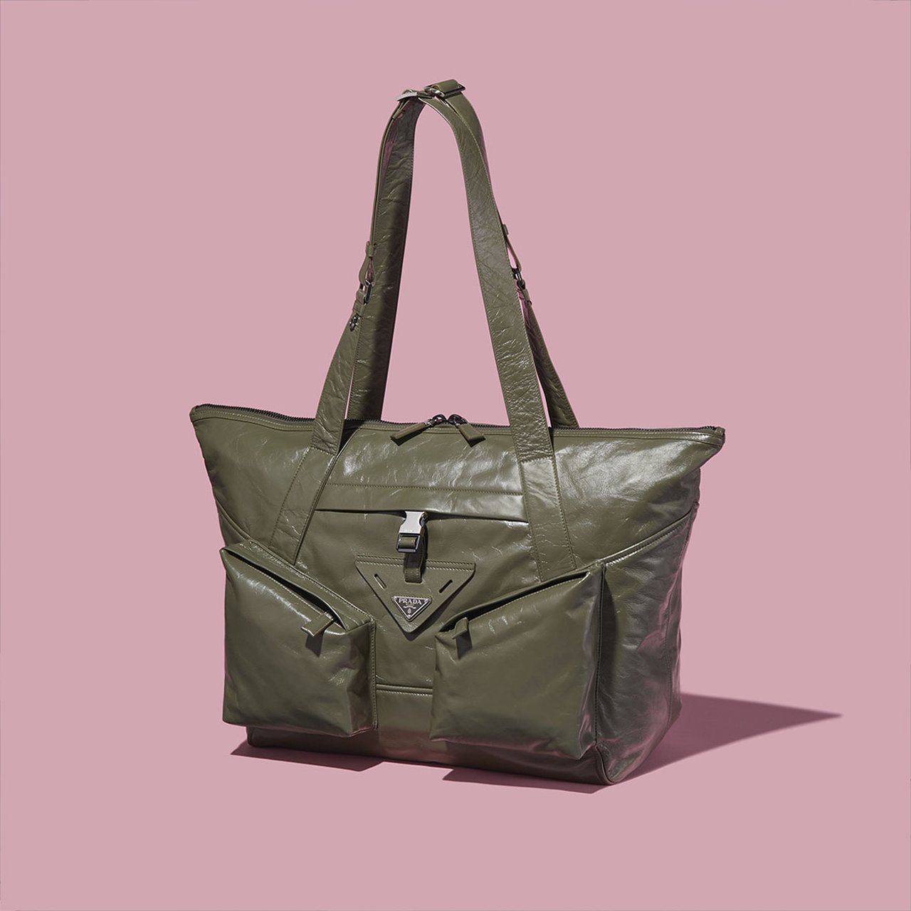 PRADA】軽くて収納力抜群のレザートートはビジネスにも使える。大人が
