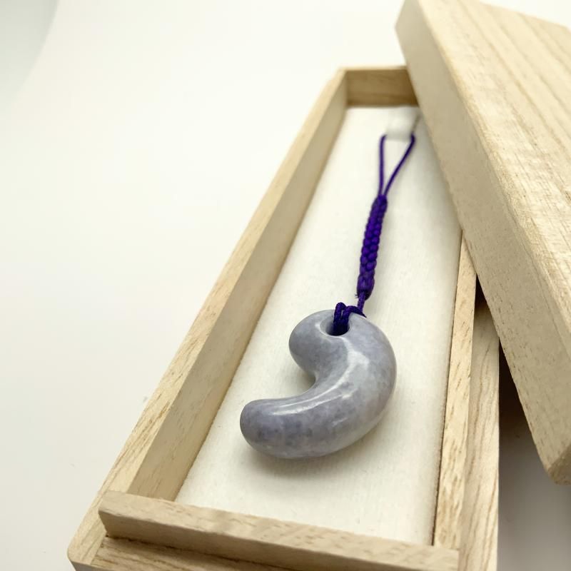 糸魚川翡翠 勾玉 巴型 】 国産 天然石 糸魚川産翡翠 ひすい ヒスイ