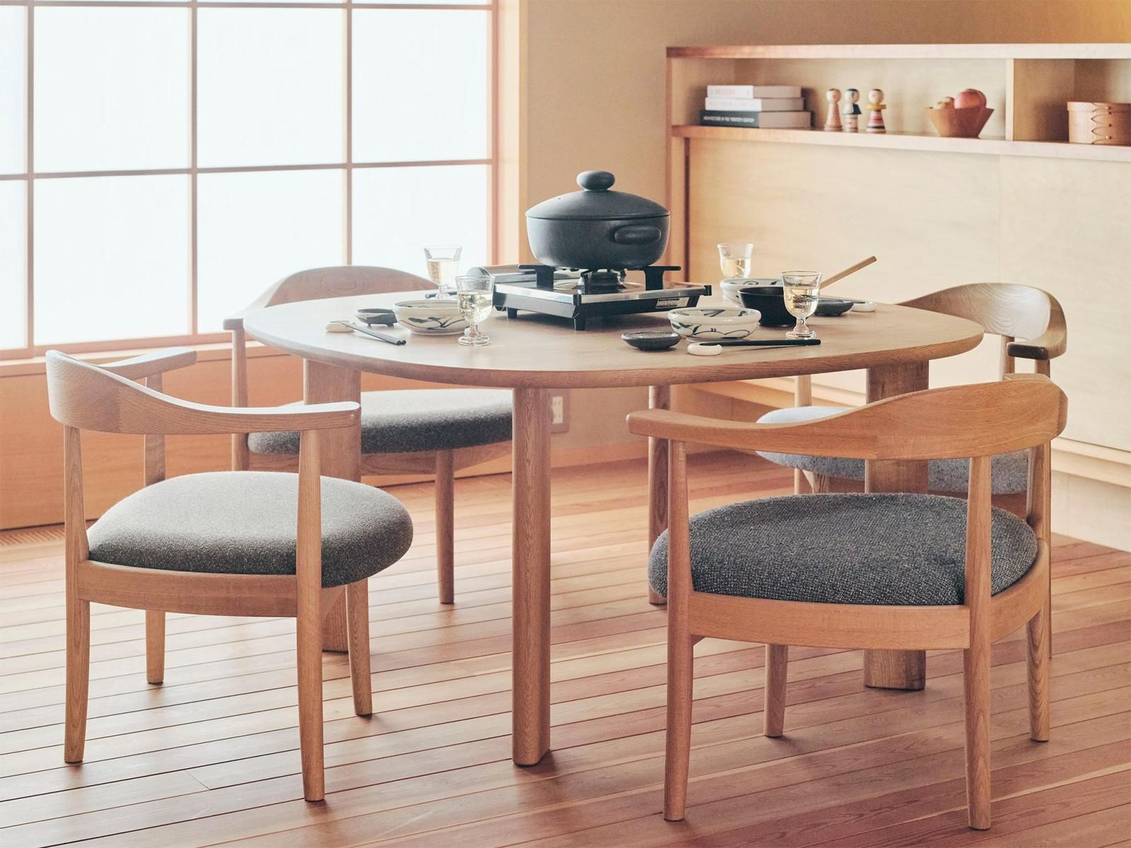角のないテーブル｜低座の椅子と暮らしの道具店