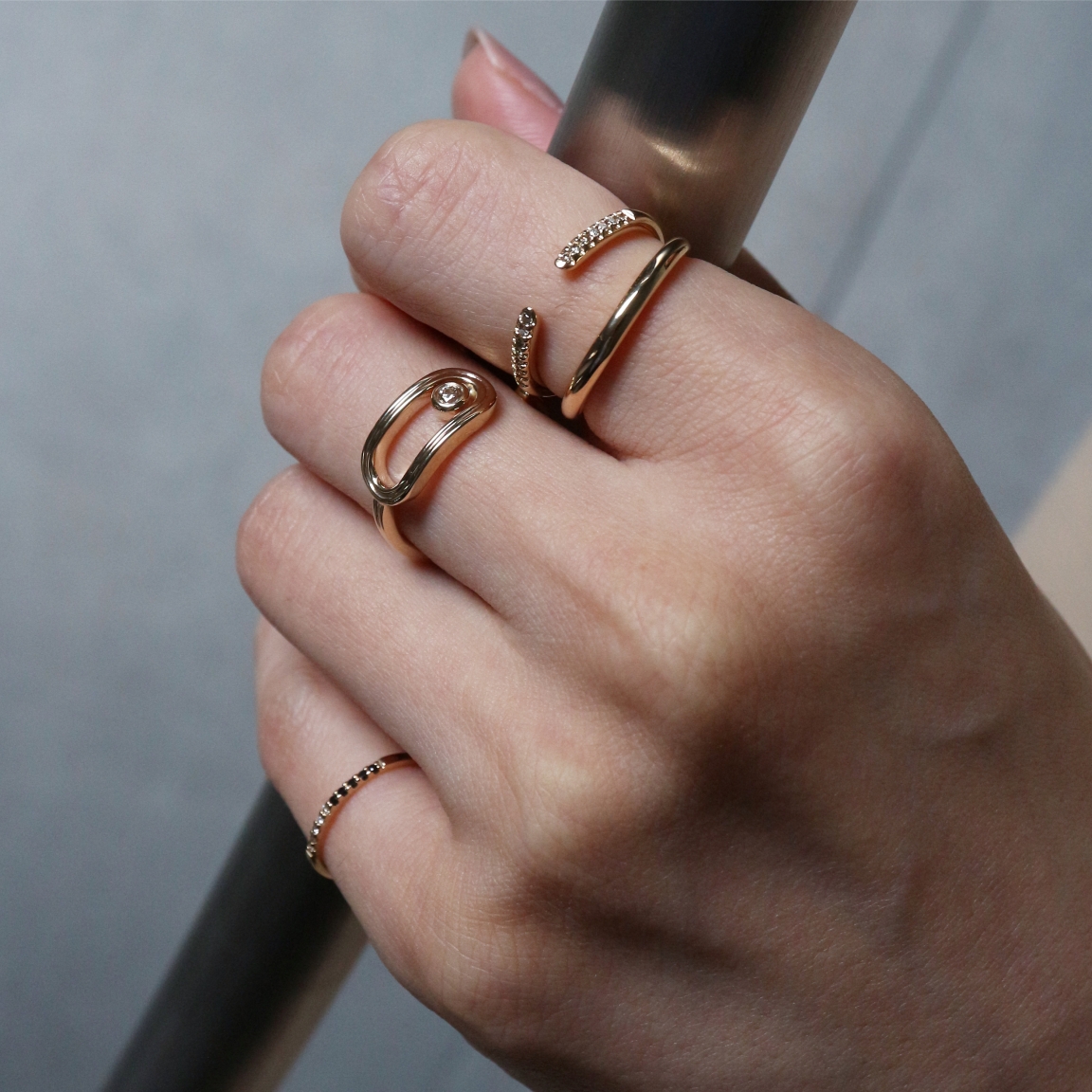 Hirotaka（ヒロタカ) Gossamer White & Black Diamonds Pinky Ring