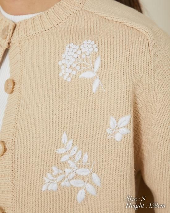 フラワー手刺繍カーディガン(ホワイト×グリーン) - seventen
