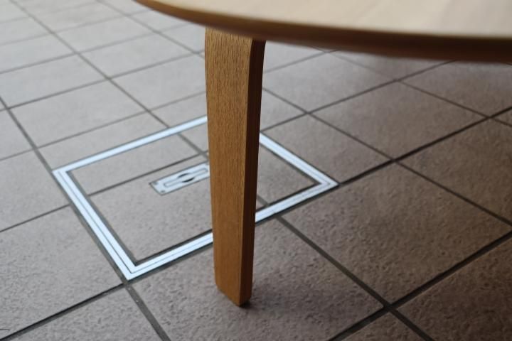稀少なタモ材の オーバル型ローテーブルです。無印良品(MUJI)らしい