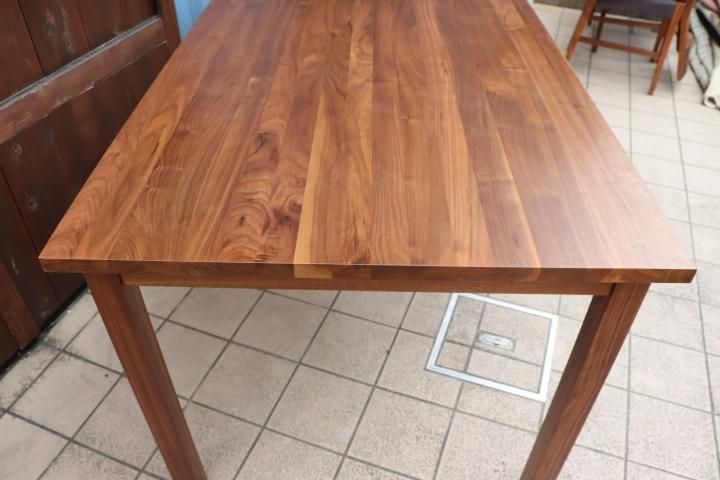 無印良品(MUJI)のウォールナット無垢材 ダイニングテーブル/140cmです