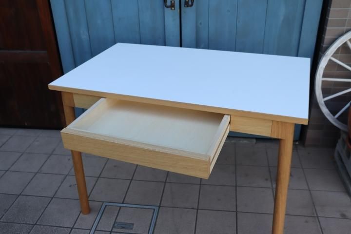 IDEE(イデー)のSTILT TABLE 1000 WHITE(スティルト テーブル)です