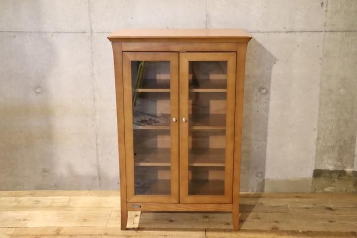 karimoku(カリモク家具)のキャビネット・ガラス扉です。シンプルで