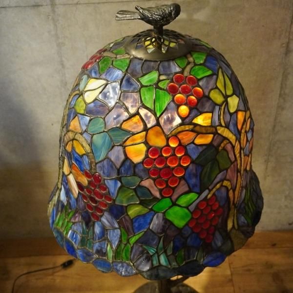 アンティーク調のステンドグラスライトです。優雅な雰囲気のヨーロッパ