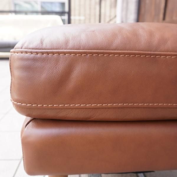 人気のunico(ウニコ)よりMOLN(モルン) レザー オットマンです。北欧