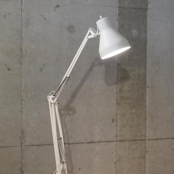 人気の無印良品(MUJI)よりLED アルミフロアライトです。高さや角度が