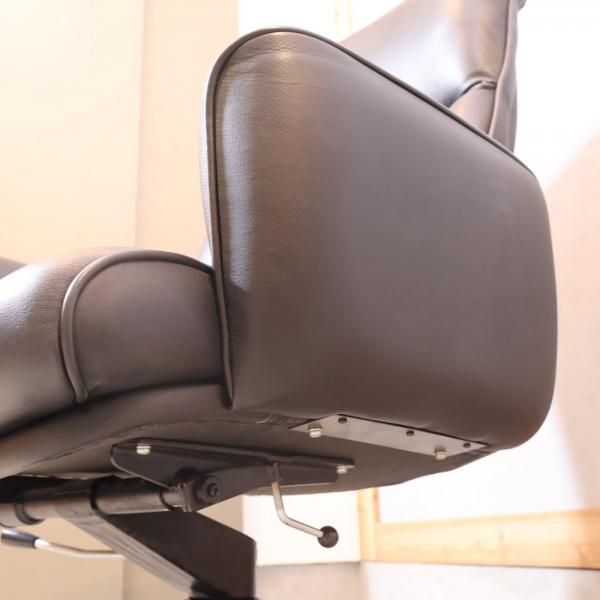 人気のkarimoku(カリモク家具)より総本革のキャスター付きデスクチェア