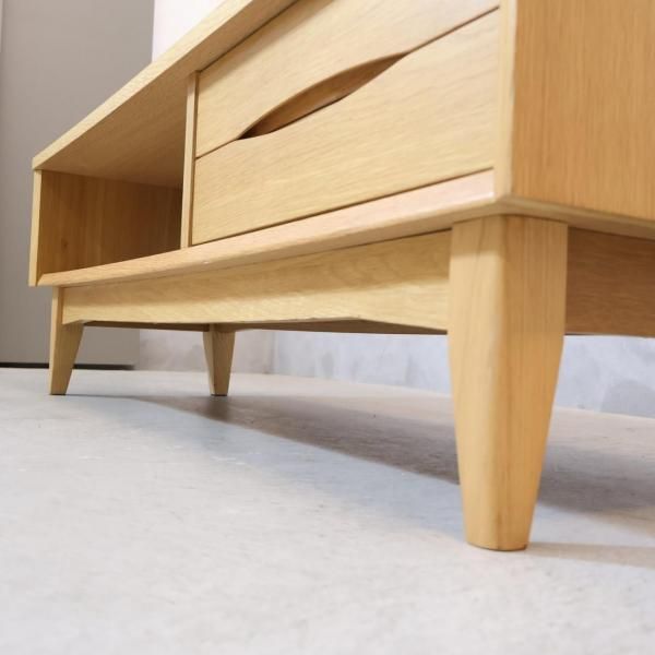 unico(ウニコ)のSIGNE(シグネ)シリーズのAVボードです。オーク材の