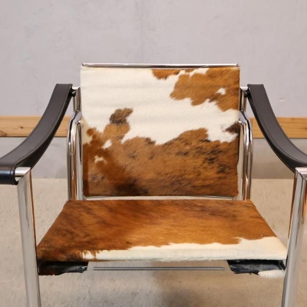 Cassina(カッシーナ)のLC1 スリングチェア/仔牛毛皮です。装飾を排し