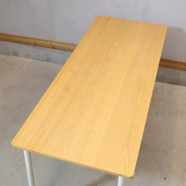 オーク材を使用した無印良品のパーソナルデスク。ホワイトのスチール脚