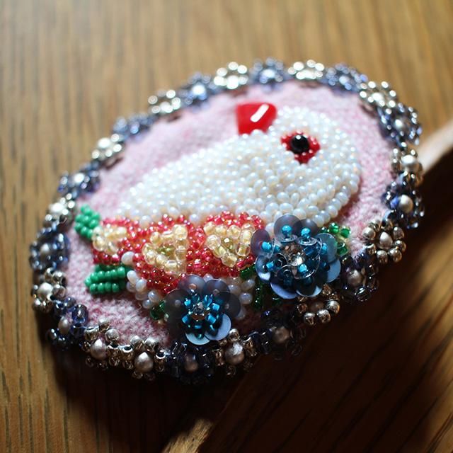 1点もの】「肖像画ブローチ / 白文鳥 / お花の縁取り / ピンク」刺繍