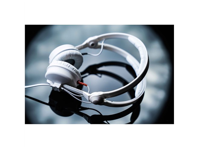 ゼンハイザー、オンイヤーDJヘッドホン「HD 25」に数量限定ホワイト