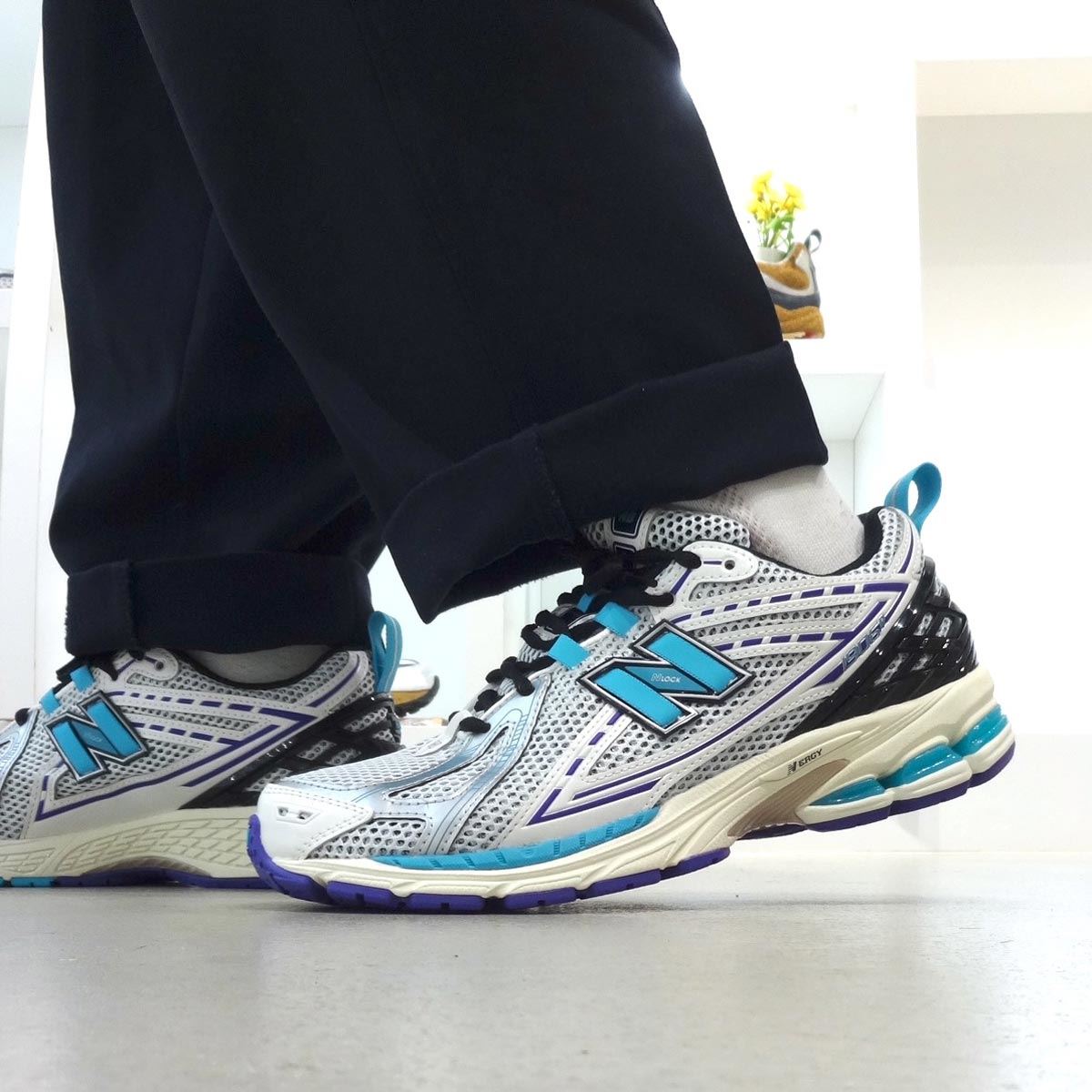 ニューバランスの名作「1906」を再構築！ シルバーメタリックが足下を