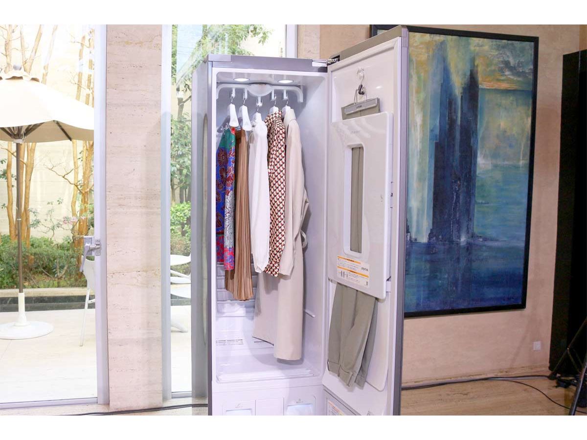 一度に5着をリフレッシュ可能！ ホームクリーニング機「LG Styler