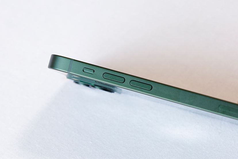 iPhone 13」の新色グリーンで、マスク着用時のFace ID解除を試す