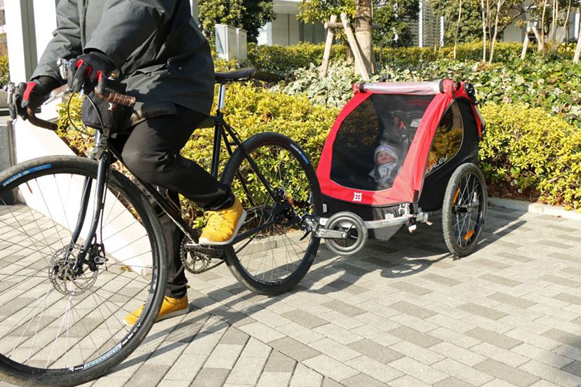自転車で引く“チャイルドトレーラー”「ハニービー」の快適さに子どもが