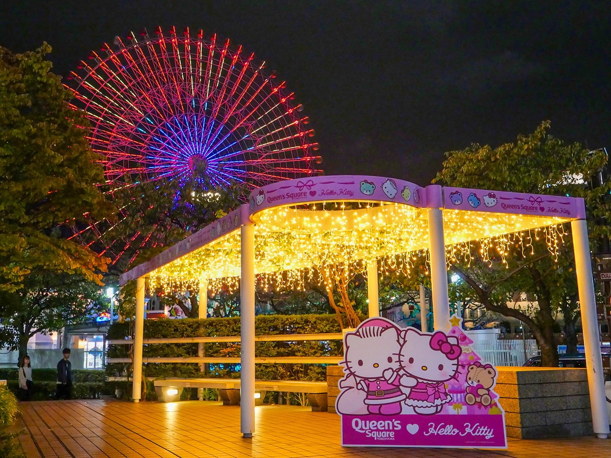 クイーンズスクエア横浜とハローキティがクリスマスイルミネーションで