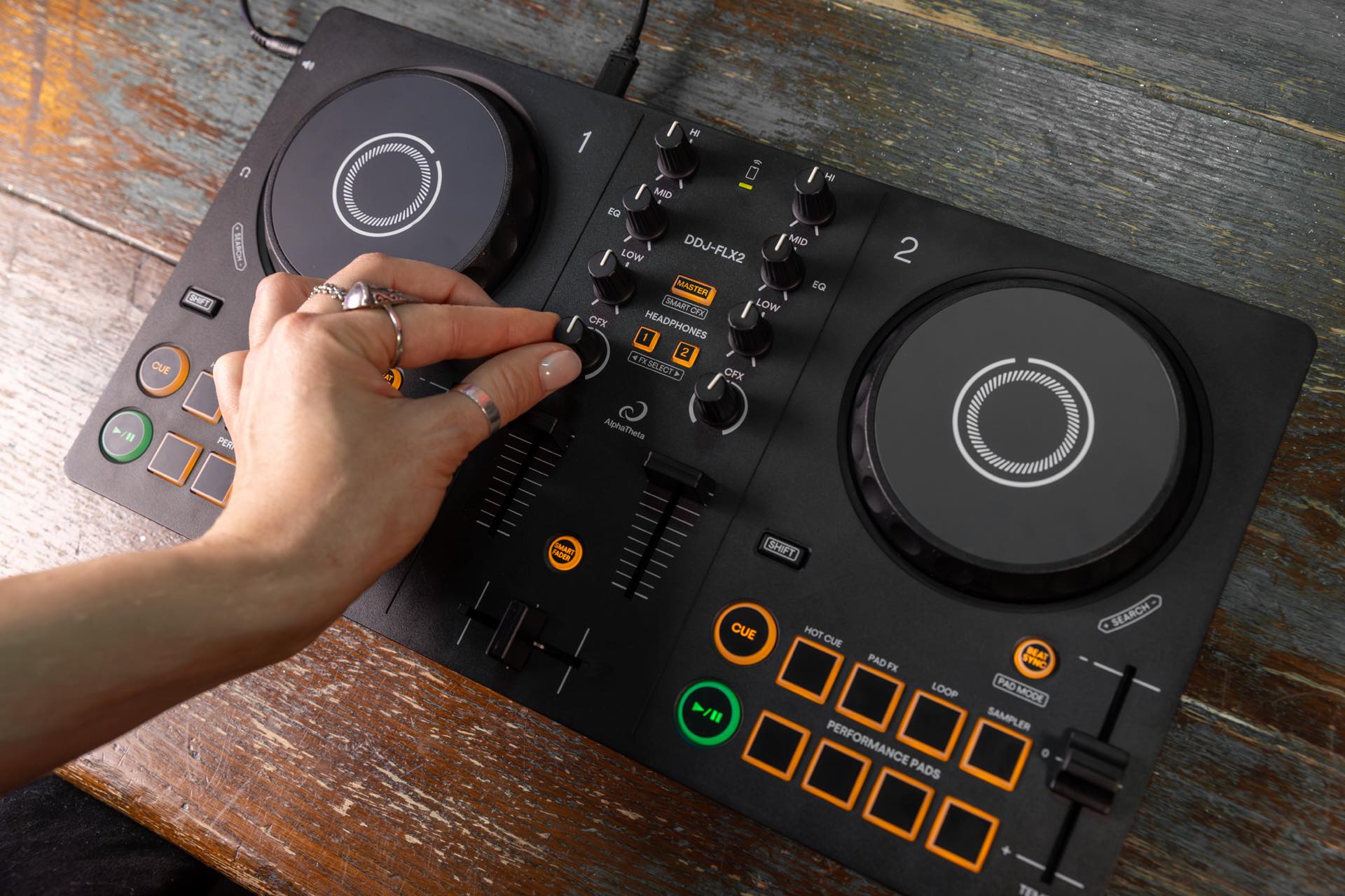 AlphaTheta DDJ-FLX2 | 多彩なDJアプリと音楽ストリーミングサービスに