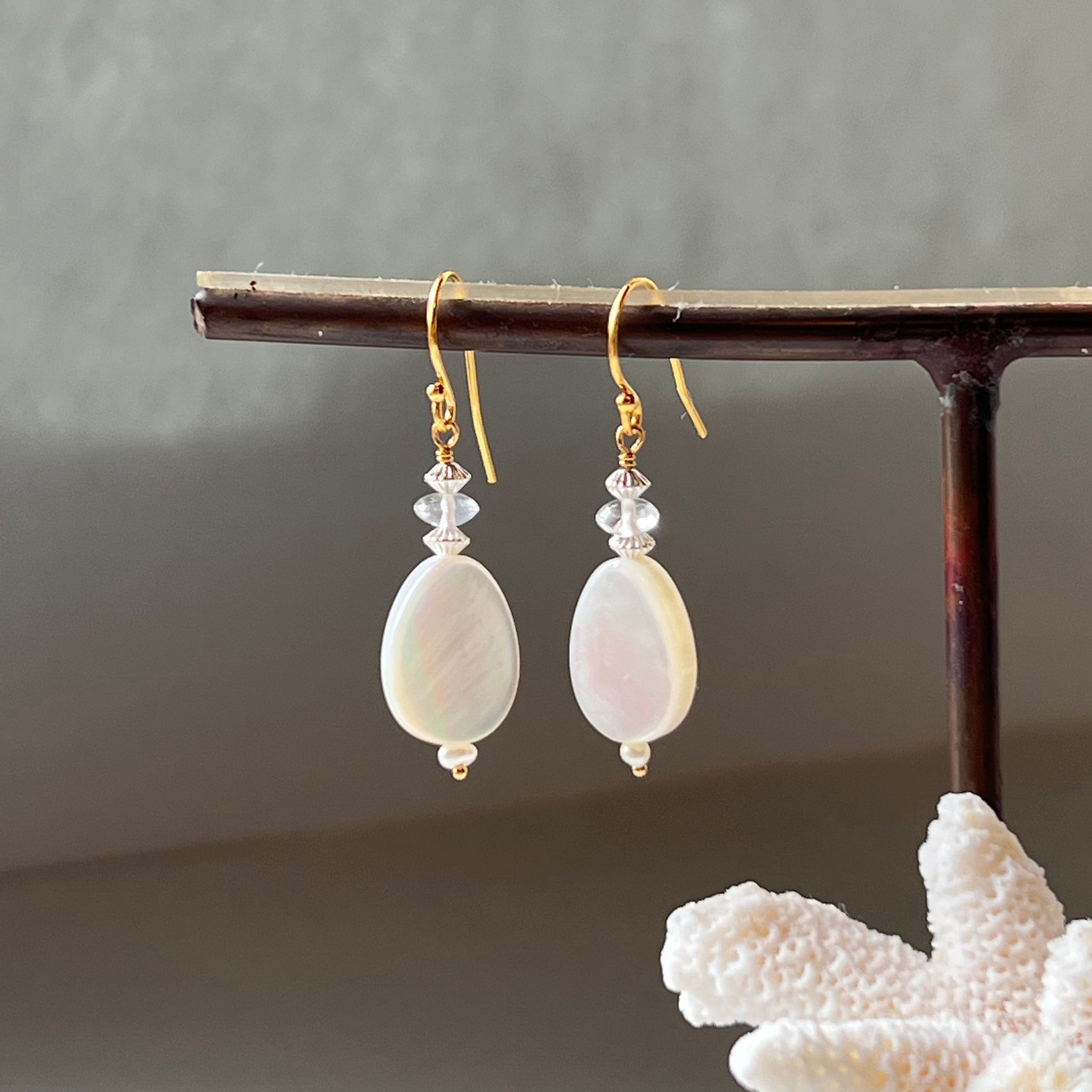 白蝶貝（しずく型）とクオーツのピアス – BRANCHES