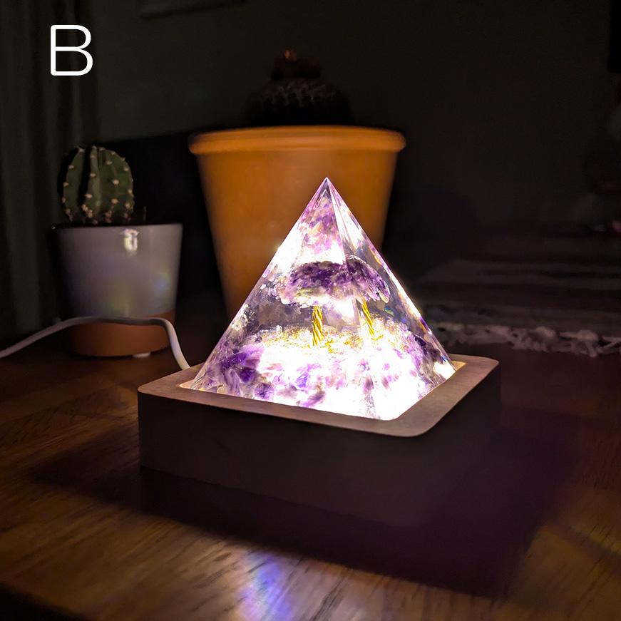 光る ピラミッド オルゴナイト クリスタル LED 照明台 幻想的