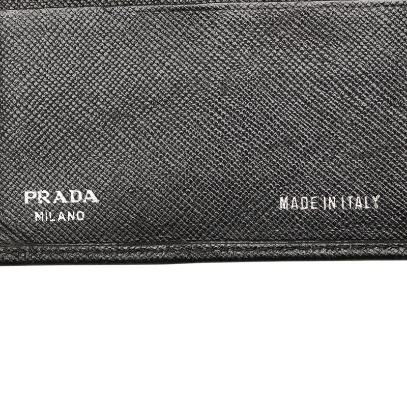 PRADA（プラダ） 三角ロゴプレート 二つ折り財布 ブラック レザー