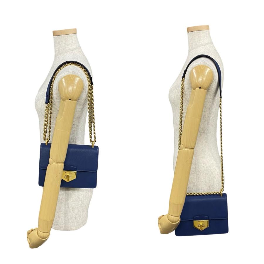 PRADA（プラダ） 極 美品 ロゴ ターンロック ゴールド 金具