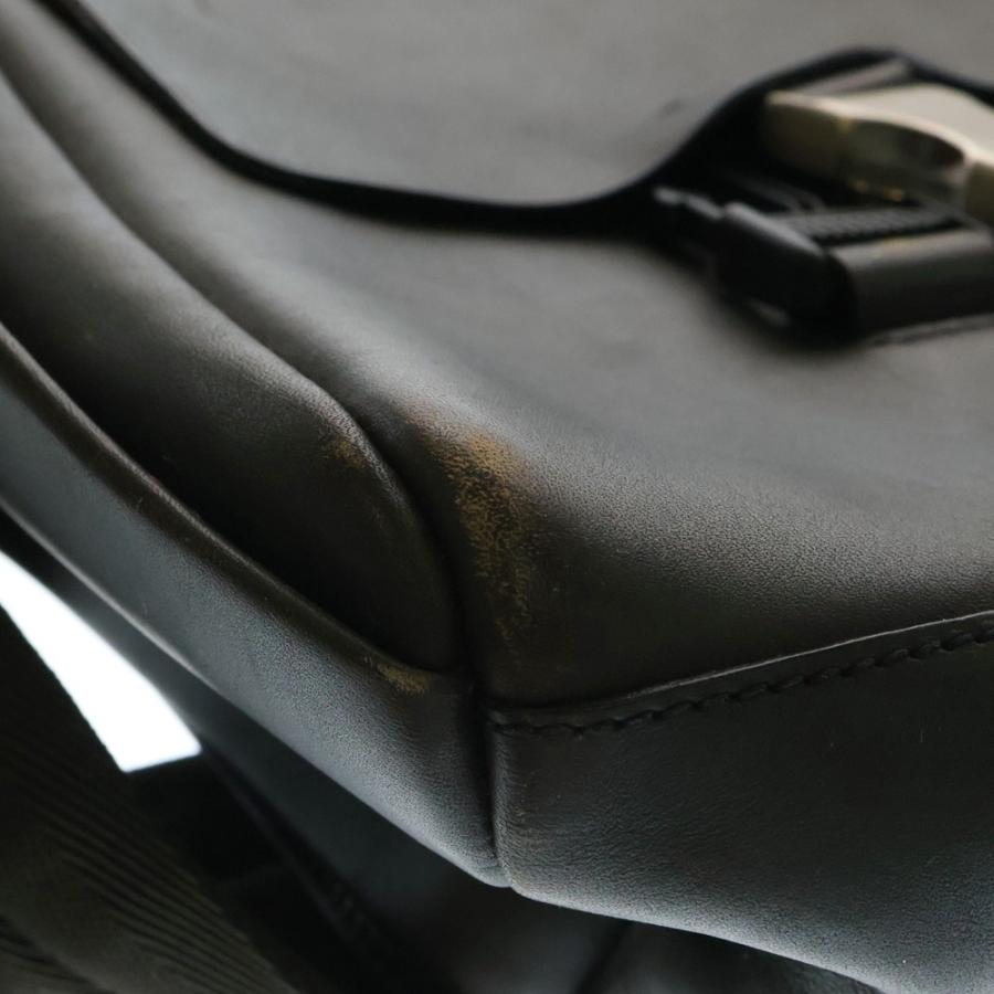 PRADA（プラダ） ロゴ刻印シルバー金具 レザー メッセンジャーバッグ