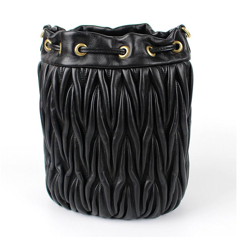 miu miu（ミュウミュウ） マテラッセ 巾着バッグ ショルダーバッグ 黒