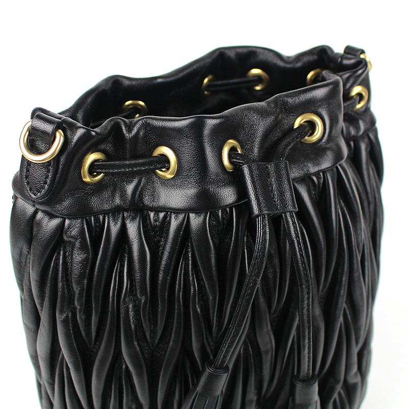 miu miu（ミュウミュウ） マテラッセ 巾着バッグ ショルダーバッグ 黒