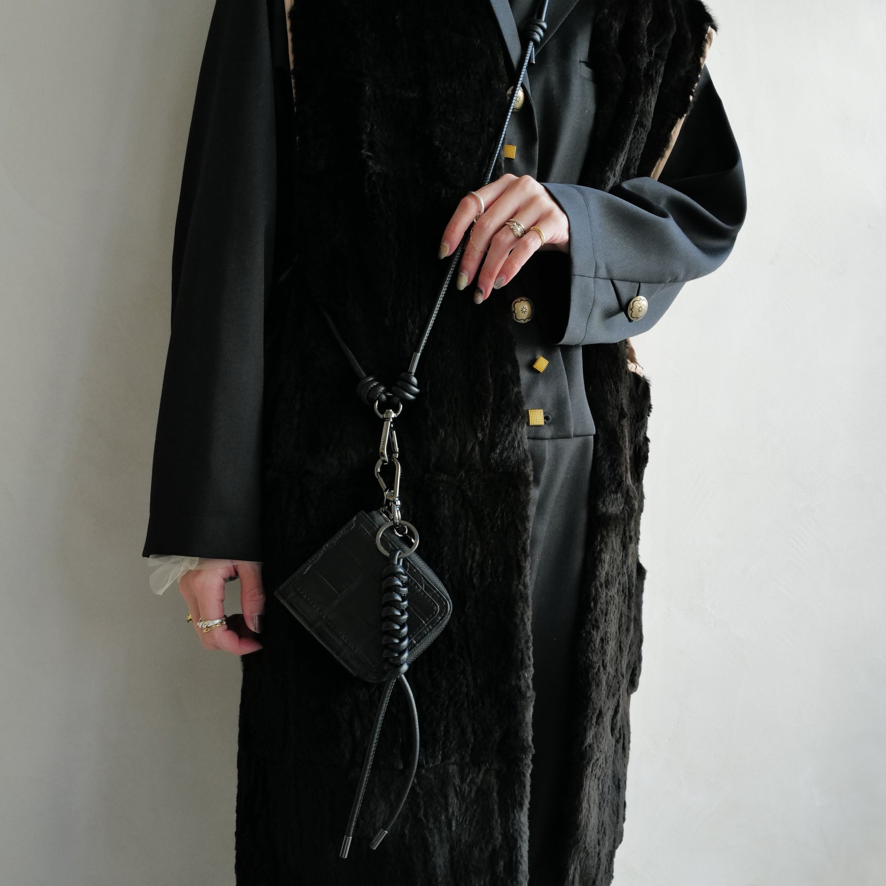 HERRIE PHONE STRING BK / STCOW｜ブラックニッケル仕様の本革スマホ