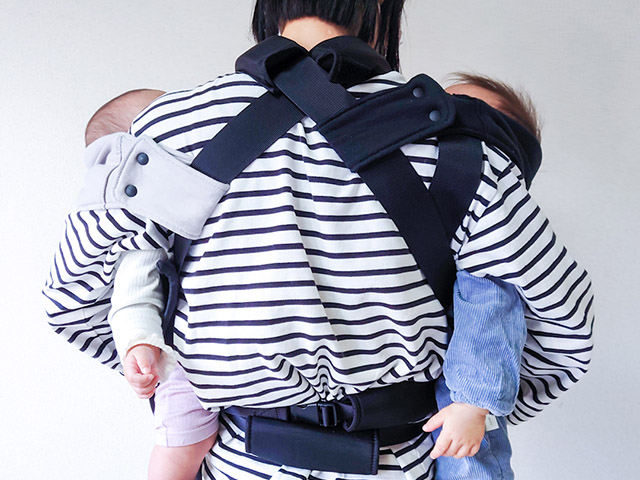 双子用抱っこ紐のアンジュモ