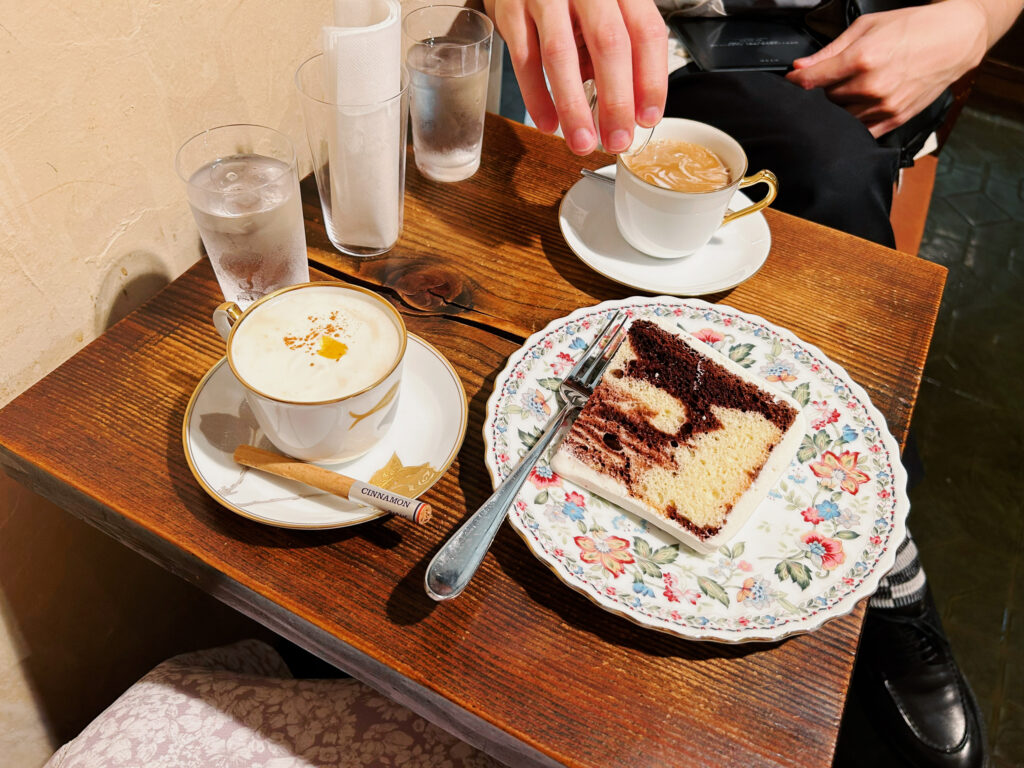 カフェ・デ・マエストロ（久我山）渋いタイルや重めの内装が落ち着く