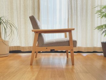 Kチェア ミストグレー」で柔らかな空間に – カリモク60オフィシャル