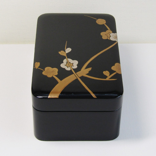 輪島塗 弁当箱 (1段) -梅の蒔絵仕上げ- [内面朱色/外面黒色] 角形