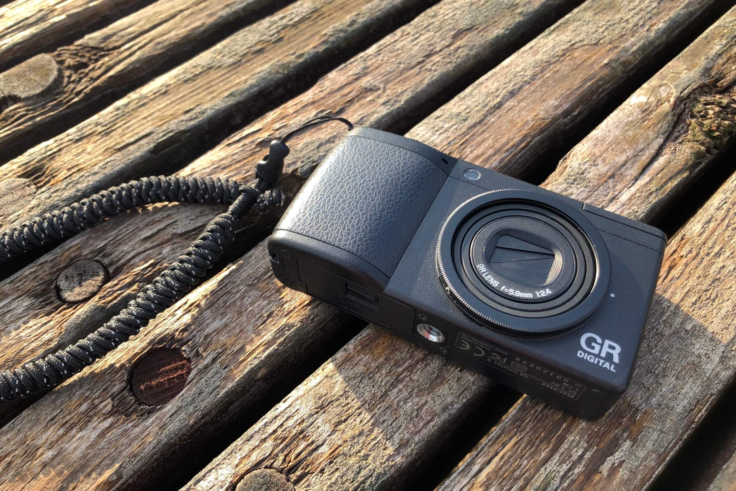 初心に帰りたいと思った、その2「現役 RICOH GR digital II」｜記憶カメラ