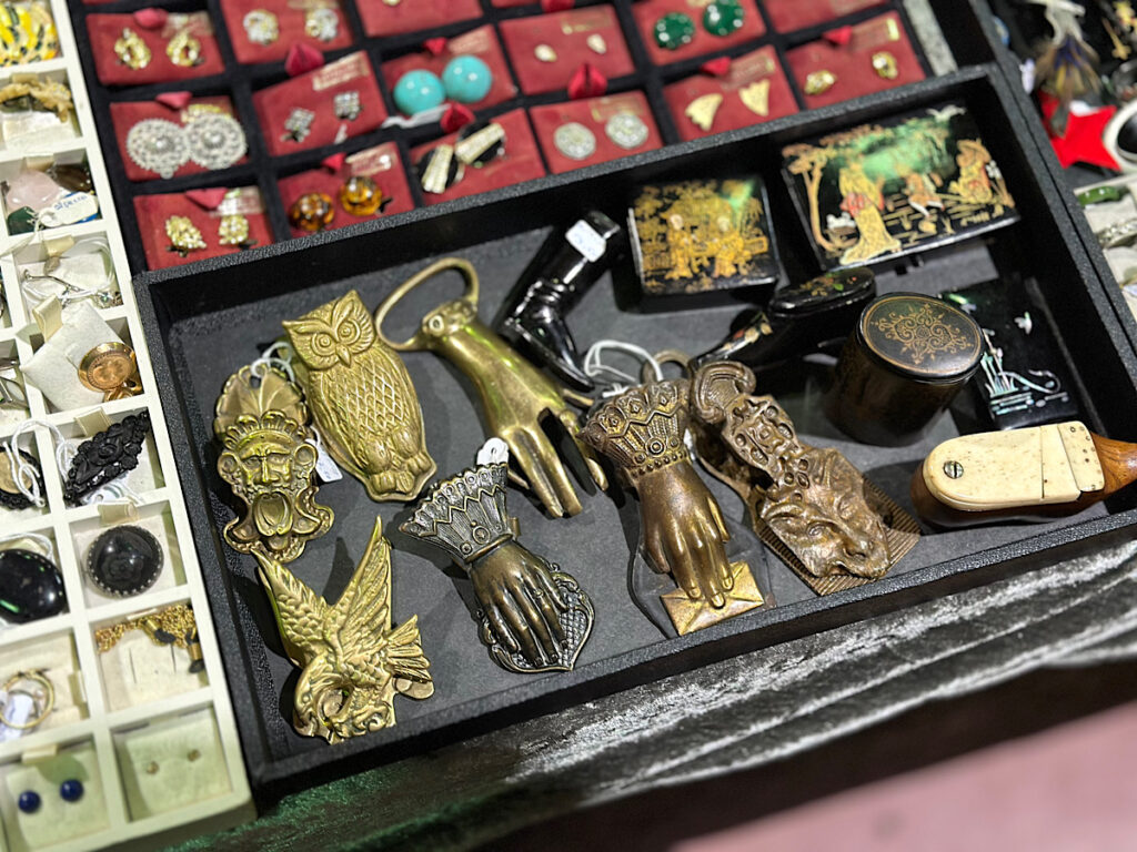 本場ヨーロッパの蚤の市”。ベルギー最大のアンティークマーケットの