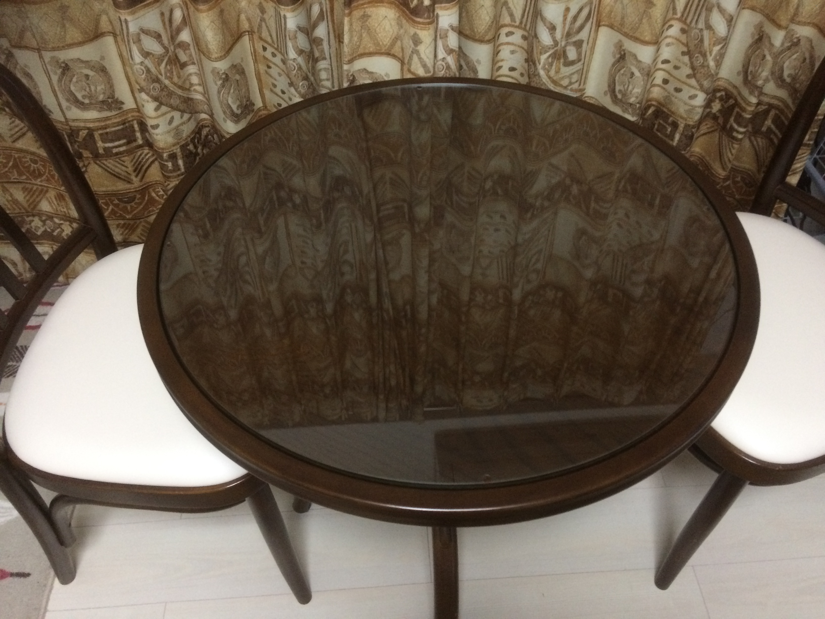 円形テーブルの天板にガラスを置いた実例32選 – KG Press | ガラス情報