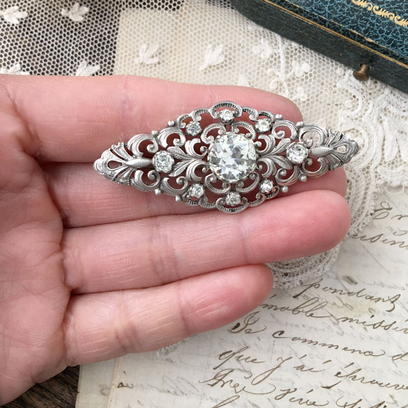 クリアガラスのロカイユデザインブローチ - アンティーク k-nuts