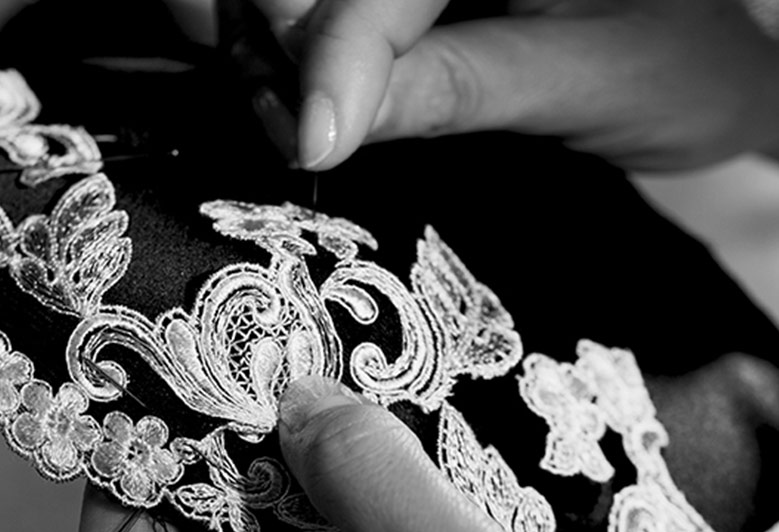 ホワイト シルク ショートスリップ｜La Perla - ラペルラ公式