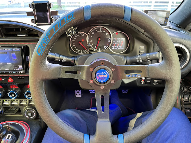 BRZのMOMOステ・NRG クイックリリース・ワークスベルショートボス