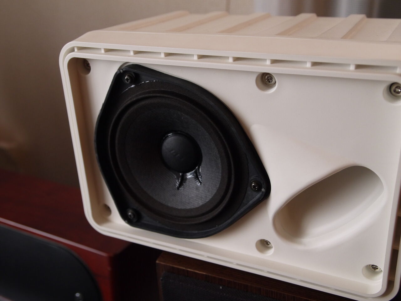 BOSE 111ADW ペアスピーカー 白 純正吊り金具付 Amazon.co.jp: Bose