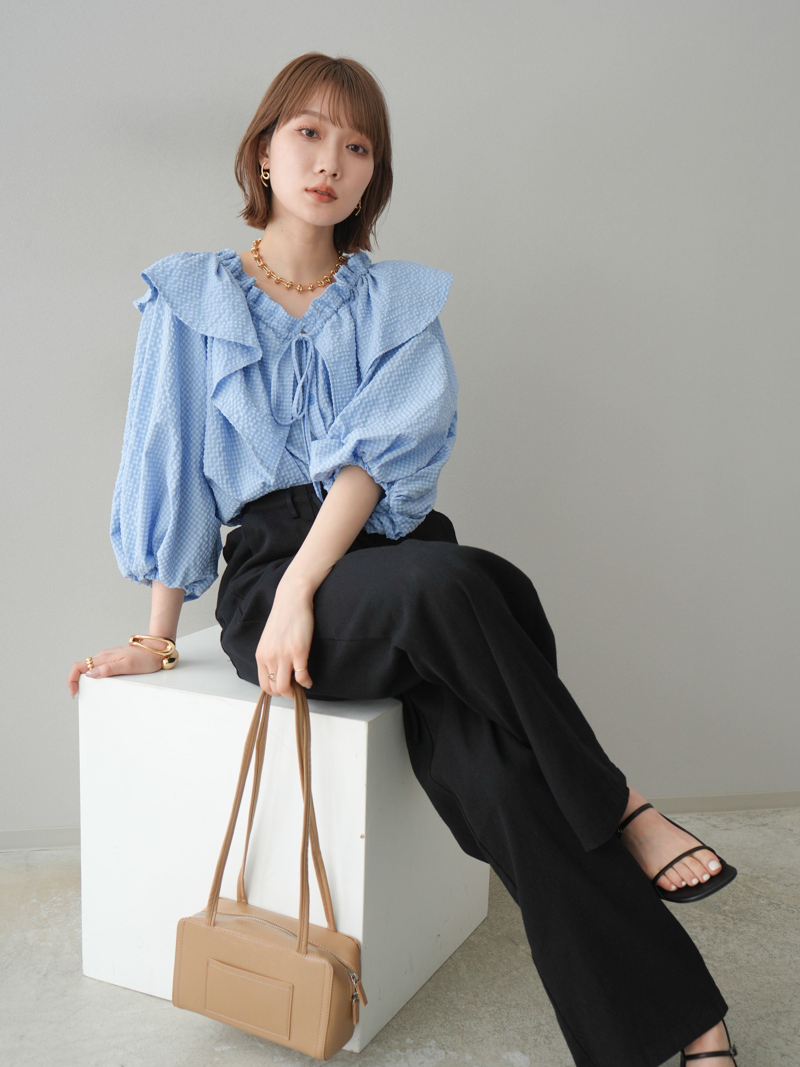 予約]ラッフルカラーブラウス/サックス – Lumier