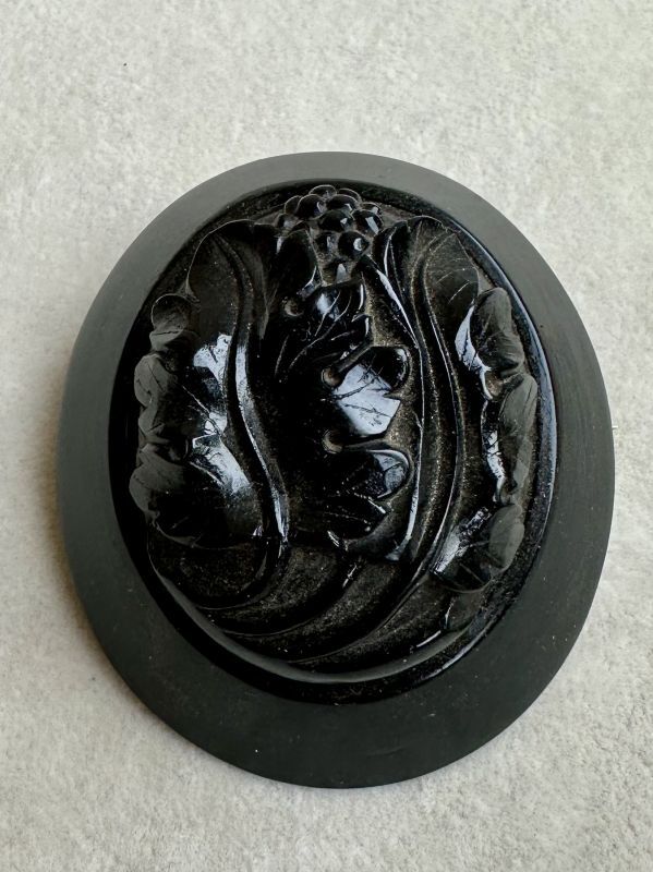 ぶどうの彫りが素敵なジェットブローチ - アンティークまねきねこ