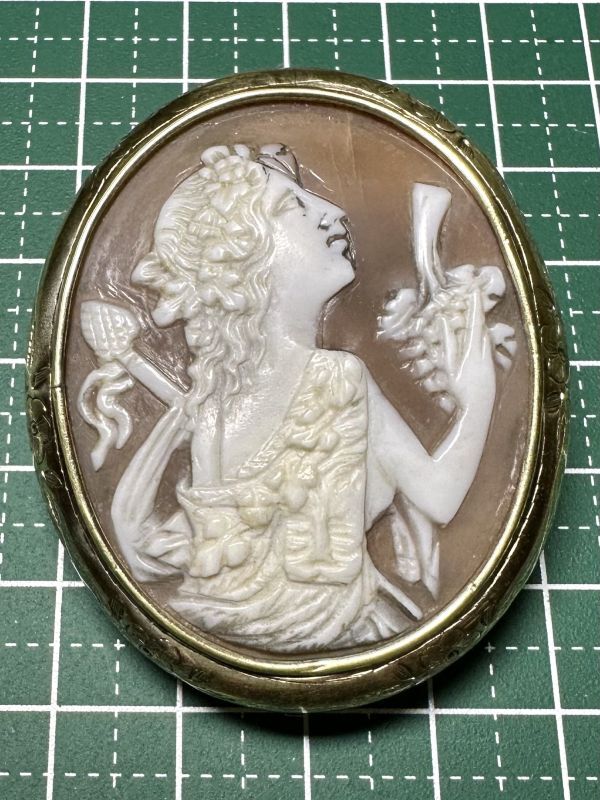 ギリシャ神話モチーフのカメオブローチ - アンティークまねきねこ