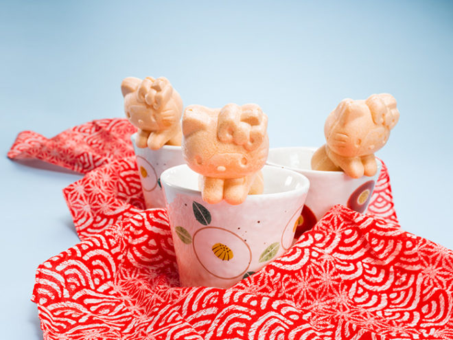 老舗栗菓子店とキティーちゃんがコラボ！コップにちょこんと引っ掛かる