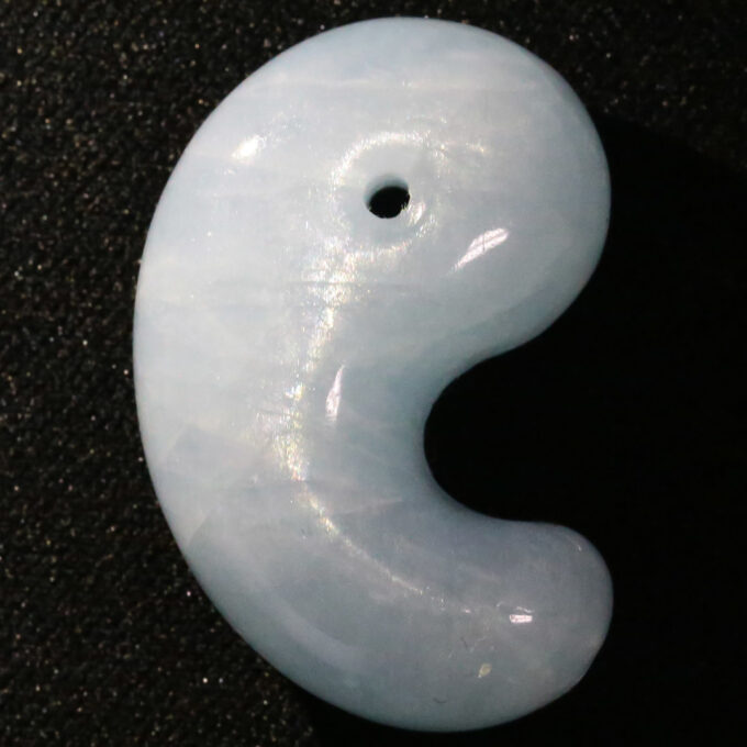 新作勾玉！) アクアマリン モザンビーク産 出雲型勾玉 - 石の音ブログ